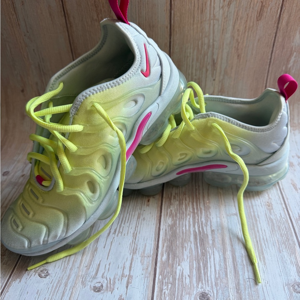 EUC Nike Air VaporMax Plus Woman’s Size 8 Pink/Neon. Please see pictures